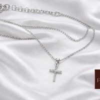 Colar crucifixo cravejada pequeno